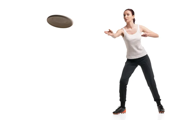 Joven feliz mujer jugando frisbee sobre blanco —  Fotos de Stock