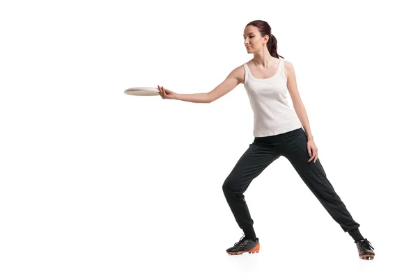 Joven feliz mujer jugando frisbee sobre blanco — Foto de Stock