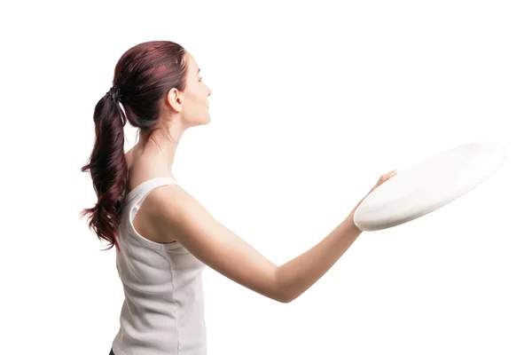 Mutlu kadın üzerinde beyaz frizbi oynamaya — Stok fotoğraf