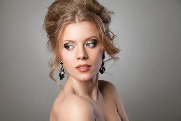 Närbild av vacker kvinna med kvällen make-up. — Stockfoto