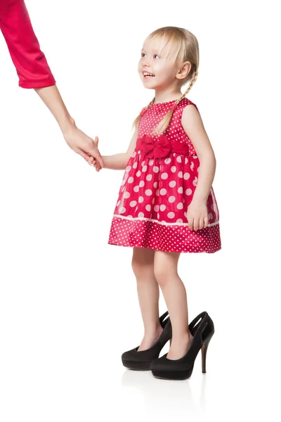 Usměvavá holčička nosit velké boty čekárna ruku její matky — Stock fotografie
