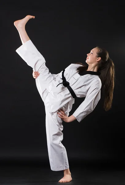 Chica en kimono ejercicio de karate kata —  Fotos de Stock