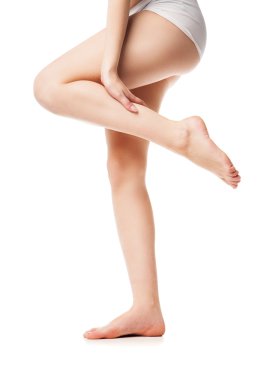 Güzel ıslak ayakları, kadınlar ayak beyaz arka plan üzerinde