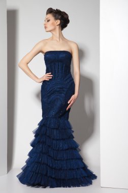 Beyaz koyu mavi elbiseli genç güzel esmer