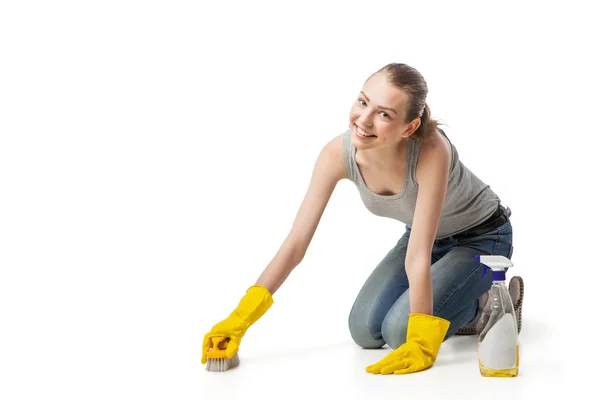 Vrouw in rubber glover met borstel reiniging van de vloer — Stockfoto