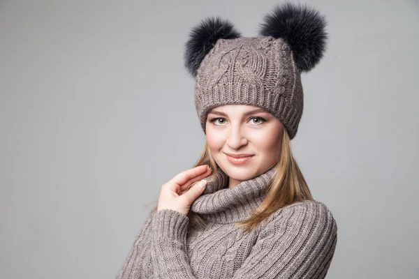 Beautiful blond girl wears winter pullover and hat — Stock Photo, Image