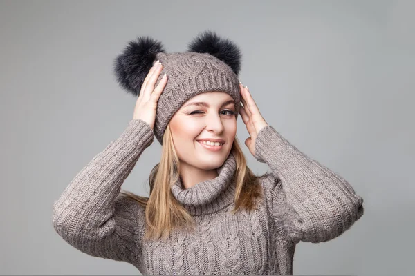 Beautiful blond girl wears winter pullover and hat — Stock Photo, Image