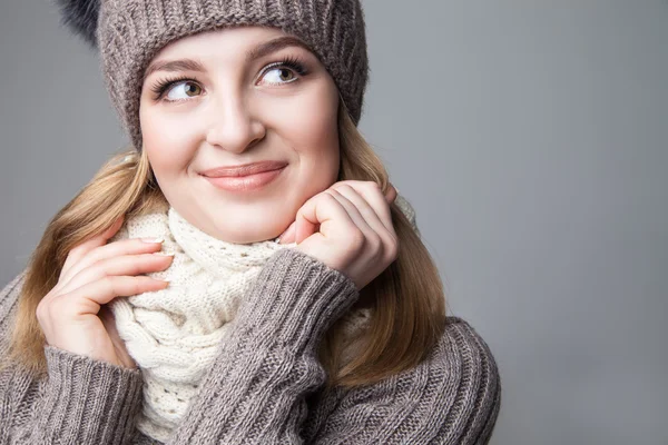 Beautiful blond girl wears winter scarf and hat — Stock Photo, Image