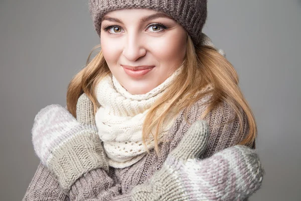 Beautiful girl wears winter scarf and mittens — Stock Photo, Image