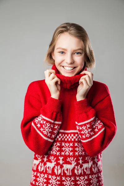 여자는 따뜻한 니트 스웨터에 싸여. — 스톡 사진