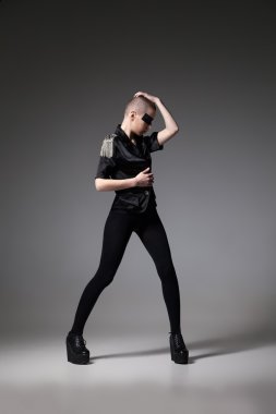 agresif kel kadın maskesi gri arka plan üzerinde