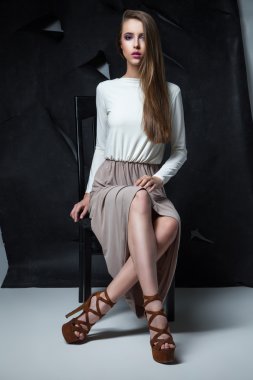 şık uzun elbiseli çekici kadın