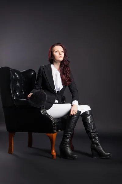Retrato de jinete femenino en sillón negro —  Fotos de Stock