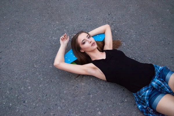 Menina bonita com skate — Fotografia de Stock