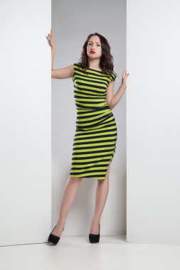 Çizgili elbiseli genç çekici kadın