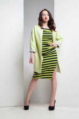 Çizgili elbise ve ceket genç çekici kadın