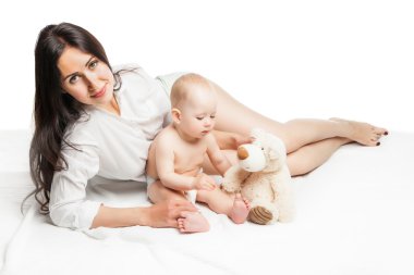 Şirin bebek çocuk ile oturan genç anne