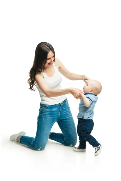 Junge Mutter mit ihrem Sohn über weißem Hintergrund — Stockfoto