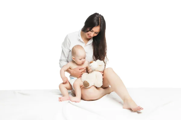 Giovane madre seduta con bambino carino ragazzo — Foto Stock