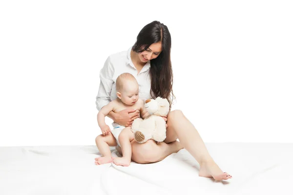 Jovem mãe sentada com menino bonito — Fotografia de Stock