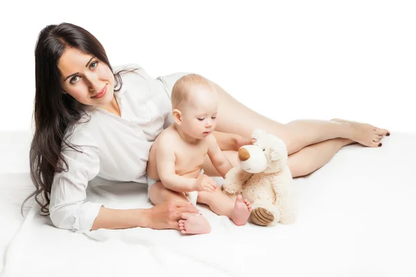 Jovem mãe sentada com menino bonito — Fotografia de Stock