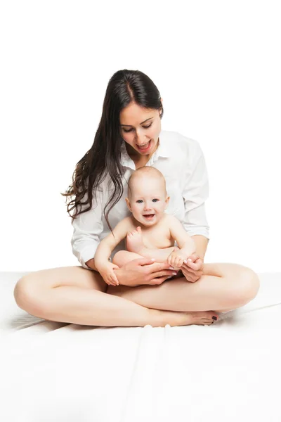 Ung mamma sitter med söt baby pojke — Stockfoto