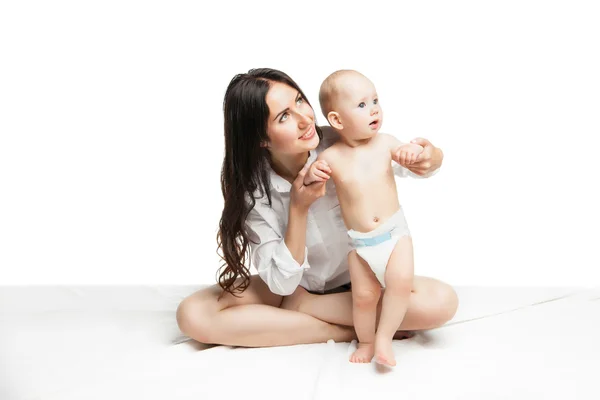 Jovem mãe com seu filho sobre fundo branco — Fotografia de Stock