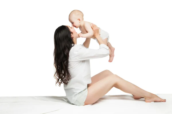 Giovane madre con suo figlio su sfondo bianco — Foto Stock
