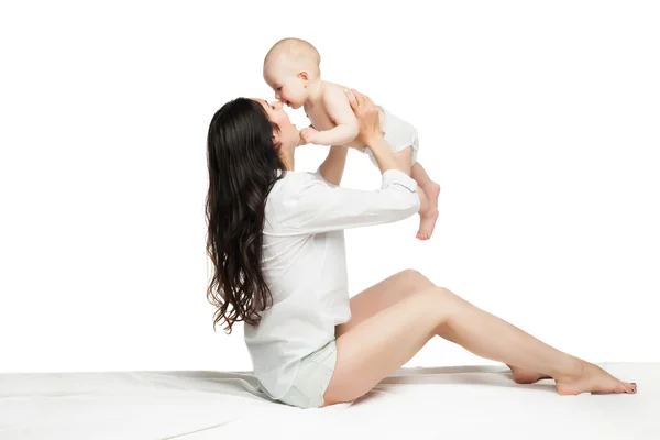 Joven madre con su hijo sobre fondo blanco — Foto de Stock