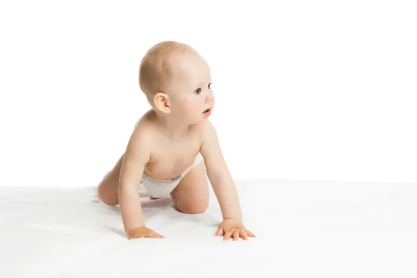 Adorável bebê sentado sobre fundo branco — Fotografia de Stock