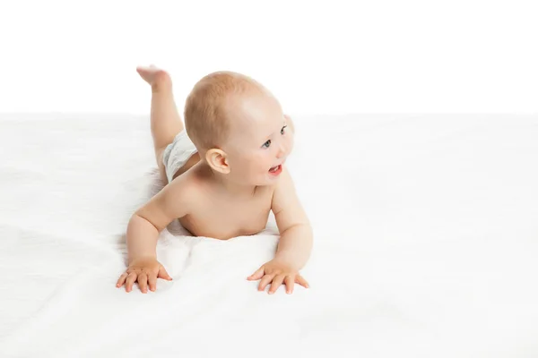 Beyaz arka plan üzerinde oturan bebek — Stok fotoğraf