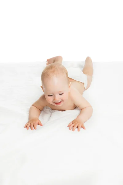 Förtjusande baby sitter över vit bakgrund — Stockfoto