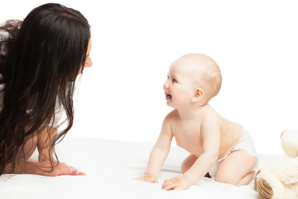 Giovane madre con suo figlio su sfondo bianco — Foto Stock