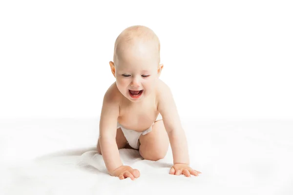 Adorable bébé assis sur fond blanc — Photo