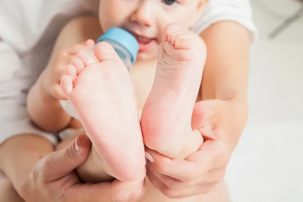 Мать держит ноги новорожденного сына — стоковое фото