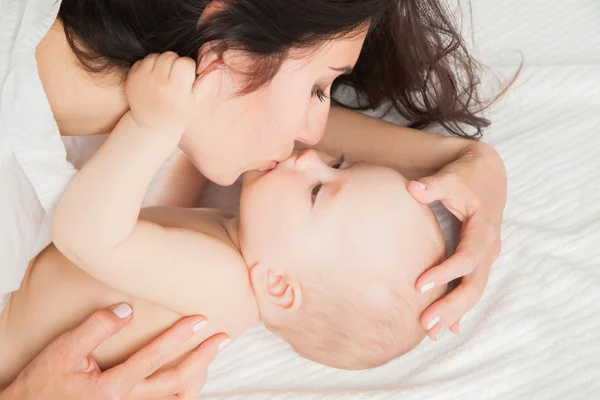 Mãe e seu bebê recém-nascido — Fotografia de Stock