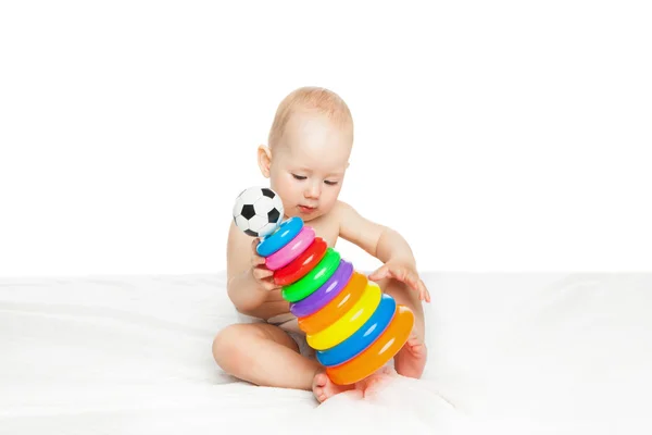 Bebê bonito sentado e brincando com brinquedo colorido — Fotografia de Stock