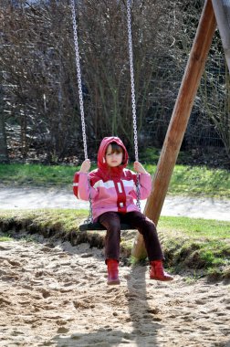 Kız bir salıncak üzerinde .