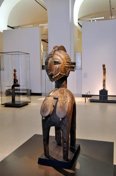 In Francia. Parigi. Il Louvre. 18 aprile 2016. Indiani d'America  . — Foto Stock