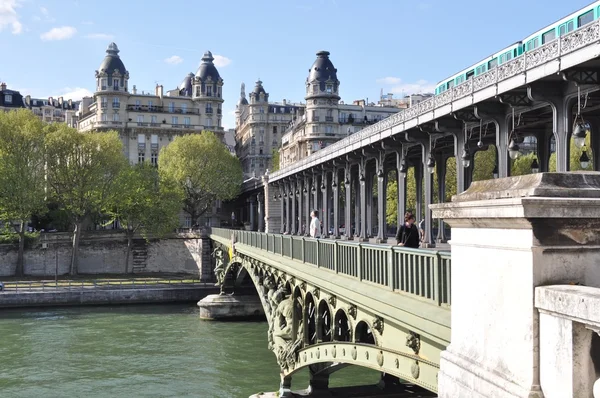 パリ。フランス。5月.2016 .セーヌ川を通る橋 . — ストック写真