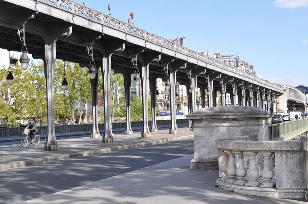 París. En Francia. Puente a través del Sena. Mayo. 2016  . —  Fotos de Stock