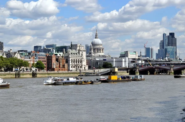 Река Темза Англия. В Лондон. 5 августа 2016  . — стоковое фото