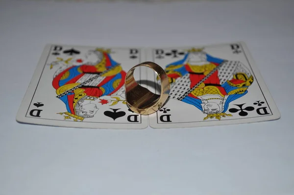 Les Cartes Jouer Avec Une Bague — Photo