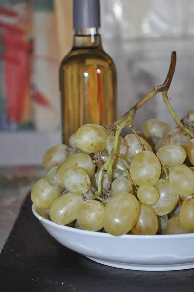 Garrafa Vinho Com Uvas — Fotografia de Stock