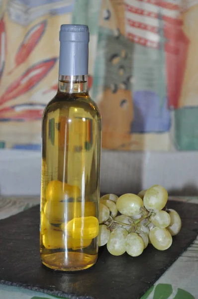 Bottiglia Vino Con Uva — Foto Stock