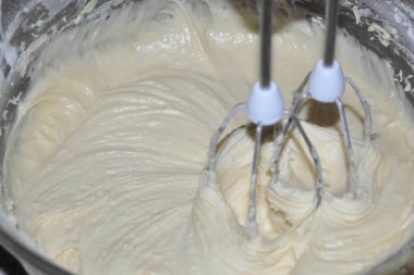 Karıştırıcı malzemeleri kasede karıştırıyor. . 