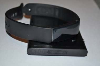 Beyaz arka planda cep telefonu olan saat. .