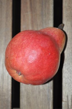 Armut, ahşap masanın üstünde.