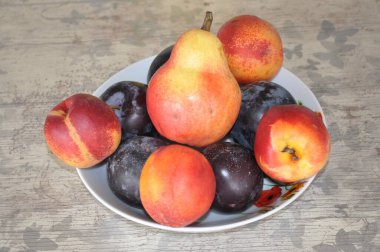 Tabaktaki meyveler. Arkaplan .