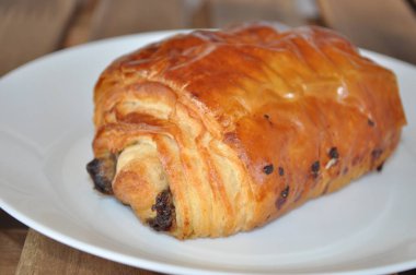 Beyaz tabaktaki kruvasan.